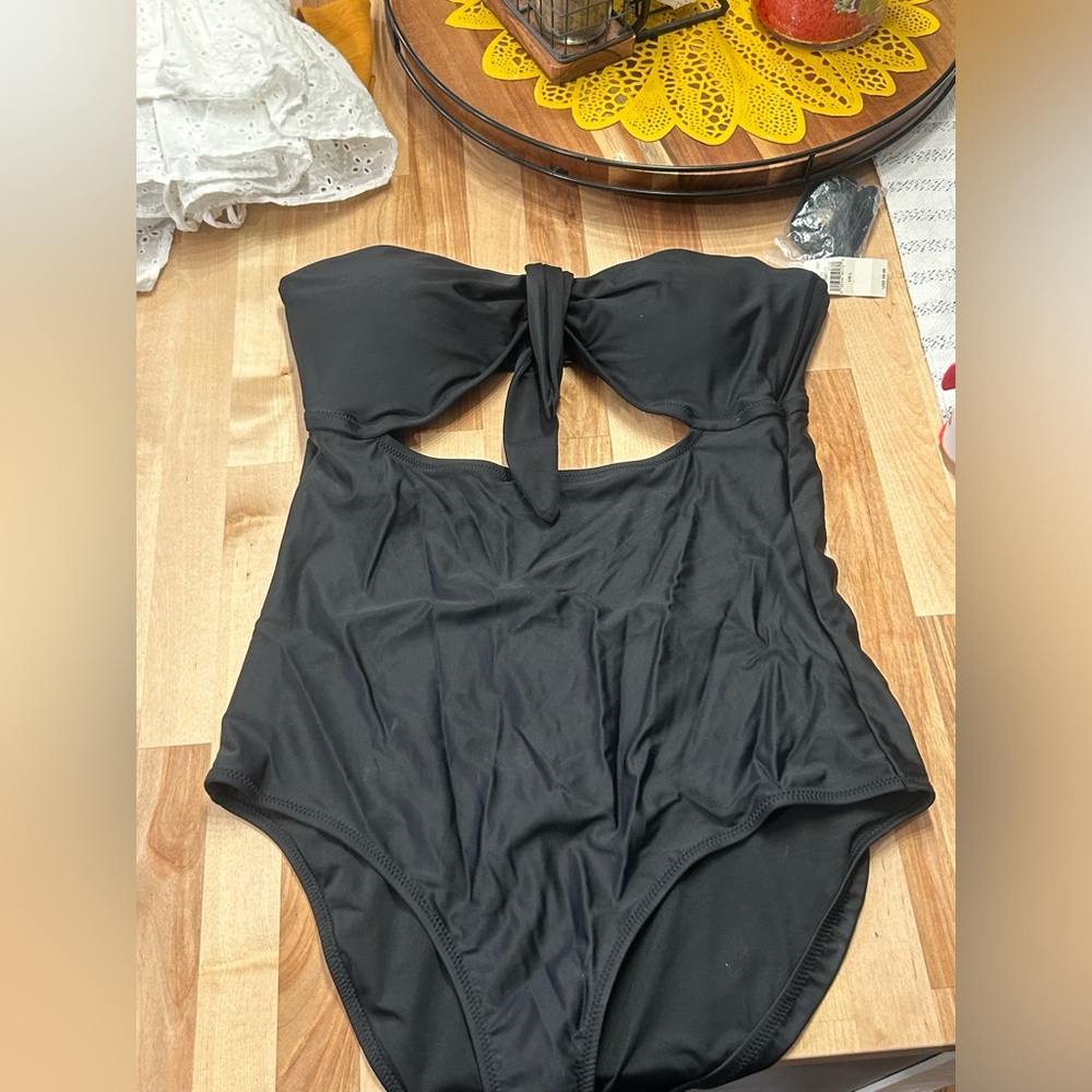 Aerie bathing suit. Strapless. Clip in back. Comes with straps. Brand new.